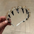 Primer plano de cuentas de cristal champán en una diadema antideslizante de doble fila - Champán