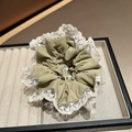 Detalle de un coletero verde salvia con delicado bordado de encaje floral blanco - Verde