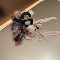 Dettaglio molletta per capelli con fiori, nastri in pizzo rosa e nappe di perle - Nero