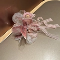 Dettaglio molletta per capelli a fiore rosa con nastro di pizzo e catene di perle - Rosa