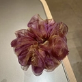 Detailopname van grote mesh-scrunchie met elegante paarse en gouden gradiëntbloemblaadjes - Gradiënt Paars