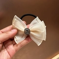 Eleganter cremefarbener Organza-Haargummi mit Vintage-Grauedelstein und Strasssteinen - Haargummi / Beige