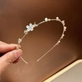 Detalle de la diadema de aleación dorada con flores perladas y brillantes diamantes de imitación - Blanco Roto
