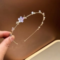 Detalle de diadema de aleación dorada con flores de cristal púrpura y cuentas azules - Morado