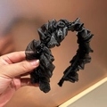 Detalle de los elegantes volantes de malla negra y cuentas de cristal en la diadema - Negro