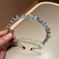 Detalle de las cuentas de cristal azul y la cinta plateada en la diadema hecha a mano - Azul