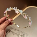 Dettaglio di un cerchietto dorato sottile con fiori in resina, perle e piccoli cristalli - Stile Floreale Misto Multicolore / Colorato
