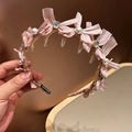 Cerchietto elegante in raso rosa con fiocco, strass luccicanti e perle finte da donna - Rosa