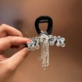Dettaglio di un fermaglio per capelli con nappe di perline e cristalli in design floreale - Bianco Sirena