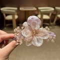 Detalle de la pinza para el pelo de flor de organza hecha a mano con cristales - Rosa