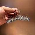 Detail van sprankelende kristallen kralen op een stijlvolle haarklem voor vrouwen - Koningsblauw Middel