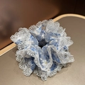 Detalle de coletero de tela seersucker con flores azules, encaje blanco y borlas de cristal - Scrunchie de Doble Capa con Encaje