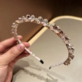 Detalle de diadema hecha a mano con cuentas de cristal y tela floral con puntas suaves - Rosa