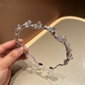 Detalle de diadema morada hecha a mano con cristales brillantes y cuentas de vidrio - Azul Púrpura