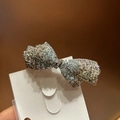 Macro di elegante fermaglio a fiocco in argento con cristalli dai riflessi cangianti - Fiocco Cangiante (Stile Principale)