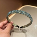 Detailopname van de handgemaakte haarband met iriserende kristallen kralen versierd - Smalle Lichtgroen
