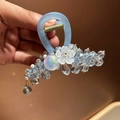 Dettaglio del fermaglio per capelli con cristalli blu fatti a mano e decorazioni floreali - Azzurro