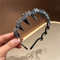 Detailopname van blauwgrijze kristallen kralen op een zwarte antislip haarband met kam - Blauw