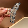 Primer plano de cuentas de cristal y patrones florales en una pinza de pelo azul - Azul