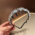 Detailweergave van de kristallen haarband met antislip tanden voor elegant haar - Zeemeermin Wit