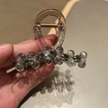 Dettaglio della pinza per capelli con cristalli grigi e finitura in resina marrone - Piccolo 8cm / Grigio