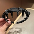 Dettaglio di un cerchietto nero con file di strass scintillanti e borchie a punta - Stile Punte Strass (A4-109)