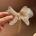Elegante pinza de mariposa dorada con alas de malla, perlas y borlas largas de cuentas - Champán