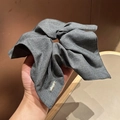 Κομψό oversized γκρι ριγέ υφασμάτινο λαστιχάκι μαλλιών με μεταλλική λεπτομέρεια στο χέρι - Μπαντάνα