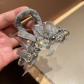 Elegante pinza para el cabello con lazo de malla gris plata y detalles de cristal - Gris