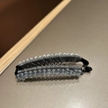 Détail de pince banane en soie avec cristaux et dents antidérapantes pour cheveux - Bleu clair