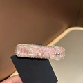 Dettaglio molletta rosa con cristalli, perle finte, orsetto e bordi in strass lucidi - Rosa