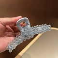 Dettaglio di un grande fermaglio per capelli con perle di cristallo e manico in raso - Stile Fiore