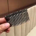 Détail d'un peigne à cheveux en cristal noir avec d'élégants strass à double rangée - Noir