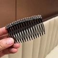 Détail de strass en cristal double rangée sur un peigne à cheveux noir brillant et luxueux - Violet