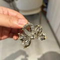 Elegante molletta a farfalla con cristalli grigio scuro e base in tessuto - Grigio
