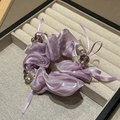 Chouchou élégant en organza violet avec nœud et perles de cristal sur présentoir beige - Violet