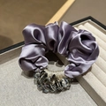 Elegante elastico in raso viola con perline di cristallo su vassoio portagioielli - Viola
