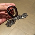 Dettaglio molletta per capelli ambra elegante con cristalli incastonati e perle grigie - Grigio Piccolo