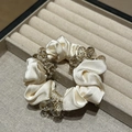 Elegante crème satijnen scrunchie met kristallen kralen in een juwelendoosje - Beige