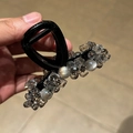 Dettaglio di un fermaglio per capelli con perle e cristalli per acconciature eleganti - Nero Piccolo