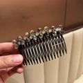 Détails d'un peigne à cheveux de luxe avec perles facettées grises et strass brillants - Noir