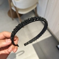 Primer plano detallado de la diadema ancha hecha a mano con cuentas de cristal negro - Negro