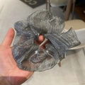 Chouchou gris scintillant en seersucker avec texture pailletée et style rétro français - Gris