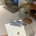 Elegante fermaglio rettangolare con cristallo blu, gemme aurora e texture argento - Stile Zirconia