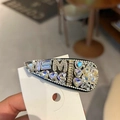Elegante pinza para el pelo con diamantes rosa, letra M y detalles florales de cristal - Negro y Gris