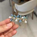 Detalle de peine para el cabello con diamantes de imitación verde azulado y perlas - verde claro