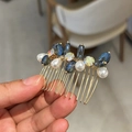 Detalle de elegante peine para el cabello con cuentas azules, perlas blancas y pedrería brillante - Azul