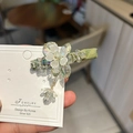 Fermaglio per capelli a fiori in cristallo colorato con seta e pendente a petalo mobile - verde chiaro