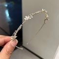 Elegante cerchietto dorato con delicati petali rosa e cristalli scintillanti da donna - Design Floreale (Stile A)