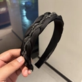 Detailansicht eines schwarzen Satin-Stirnbands mit eingefassten kleinen Straßsteinen - Schwarz